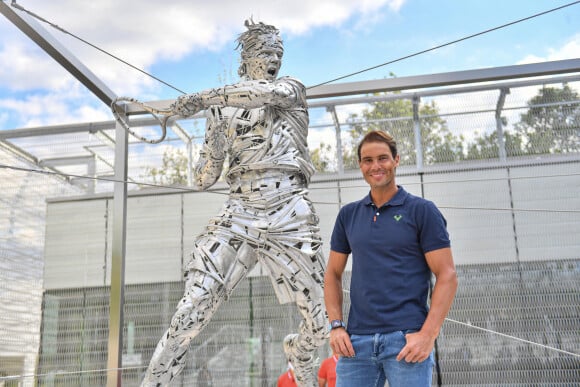 Treize fois vainqueur des Internationaux de France, l'Espagnol Rafael Nadal inaugure sa statue à son effigie dans l'enceinte du stade Roland-Garros, porte d'Auteuil, à Paris, France, le 27 mai 2021. © Christophe Guibbaud/FFT via Bestimage