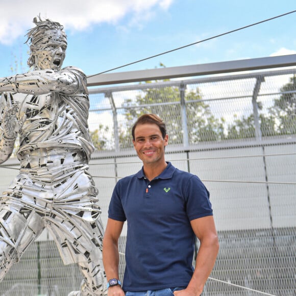 Treize fois vainqueur des Internationaux de France, l'Espagnol Rafael Nadal inaugure sa statue à son effigie dans l'enceinte du stade Roland-Garros, porte d'Auteuil, à Paris, France, le 27 mai 2021. © Christophe Guibbaud/FFT via Bestimage