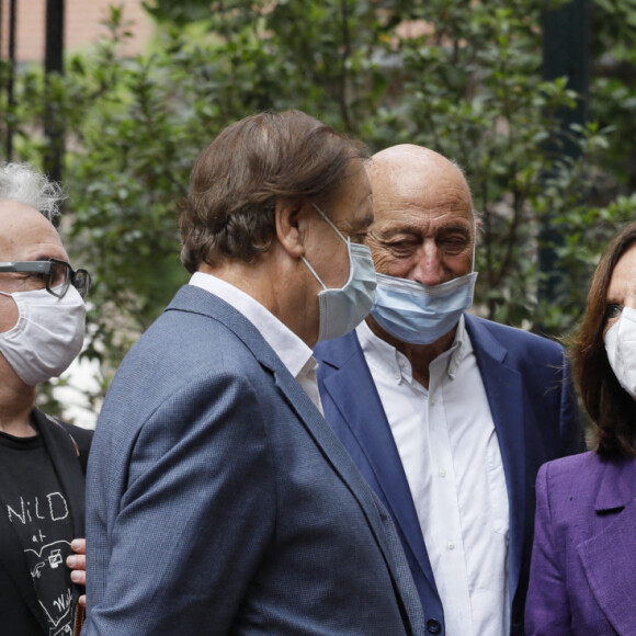 Pierre Bonte, Denise Fabre et Evelyne Dhéliat à la sortie des obsèques de la journaliste Jacqueline Caurat (officier de l'ordre national du Mérite) en l'église Notre-Dame de l'Assomption de Passy à Paris, France, le 2 juin 2021.