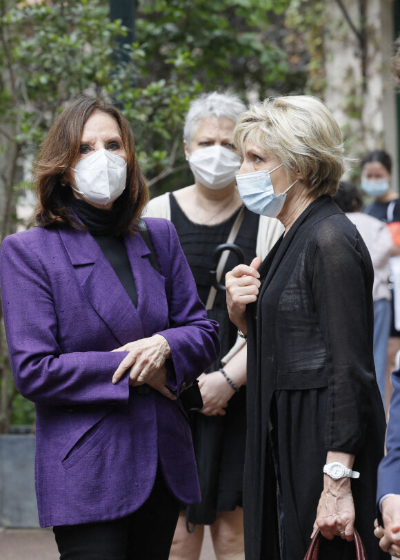 Denise Fabre et Evelyne Dhéliat à la sortie des obsèques de la journaliste Jacqueline Caurat (officier de l'ordre national du Mérite) en l'église Notre-Dame de l'Assomption de Passy à Paris, France, le 2 juin 2021.