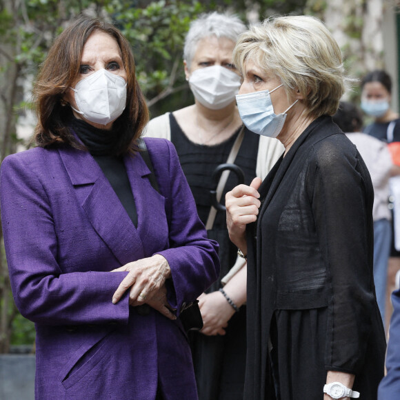 Denise Fabre et Evelyne Dhéliat à la sortie des obsèques de la journaliste Jacqueline Caurat (officier de l'ordre national du Mérite) en l'église Notre-Dame de l'Assomption de Passy à Paris, France, le 2 juin 2021.