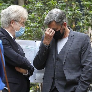 Francis Vandenhende et Olivier Minne à la sortie des obsèques de la journaliste Jacqueline Caurat (officier de l'ordre national du Mérite) en l'église Notre-Dame de l'Assomption de Passy à Paris, France.