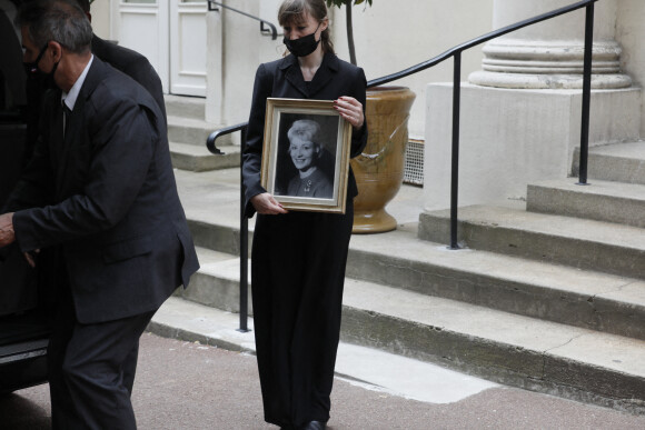 Portrait de la défunte à la sortie des obsèques de la journaliste Jacqueline Caurat (officier de l'ordre national du Mérite) en l'église Notre-Dame de l'Assomption de Passy à Paris, France, le 2 juin 2021.