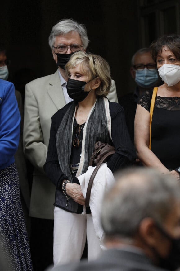 Sophie Darel et son mari Jack Anaclet à la sortie des obsèques de la journaliste Jacqueline Caurat (officier de l'ordre national du Mérite) en l'église Notre-Dame de l'Assomption de Passy à Paris, France, le 2 juin 2021.