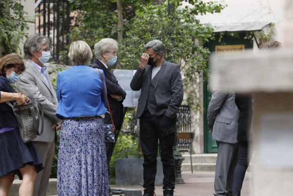 Francis Vandenhende et Olivier Minne à la sortie des obsèques de la journaliste Jacqueline Caurat (officier de l'ordre national du Mérite) en l'église Notre-Dame de l'Assomption de Passy à Paris, France, le 2 juin 2021.