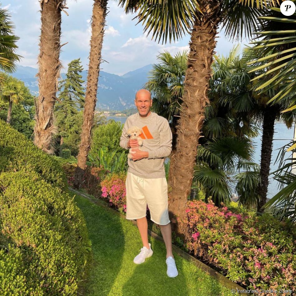 Zinédine Zidane en vacances avec son bichon. Juin 2021.