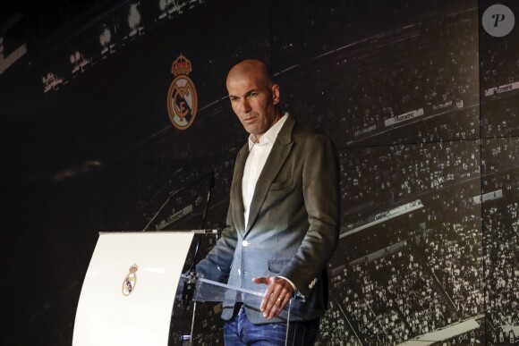 Son départ du Real Madrid officialisé, Zinédine Zidane est parti en vacances au soleil !