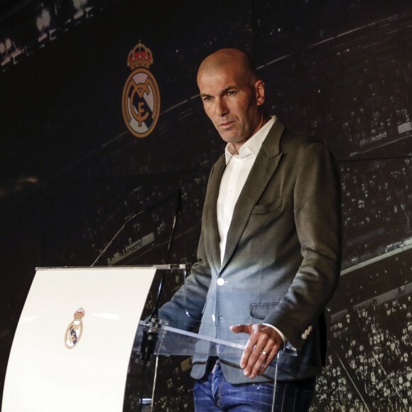Son départ du Real Madrid officialisé, Zinédine Zidane est parti en vacances au soleil !