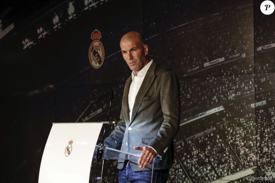 Son départ du Real Madrid officialisé, Zinédine Zidane est parti en vacances au soleil !