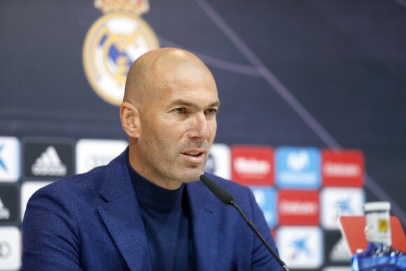 Zinedine Zidane en conférence de presse pour annoncer son départ du Real Madrid.