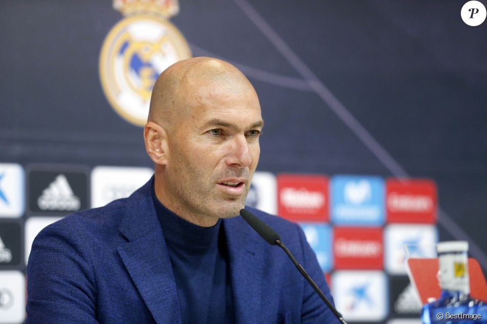 Zinedine Zidane en conférence de presse pour annoncer son départ du Real Madrid.