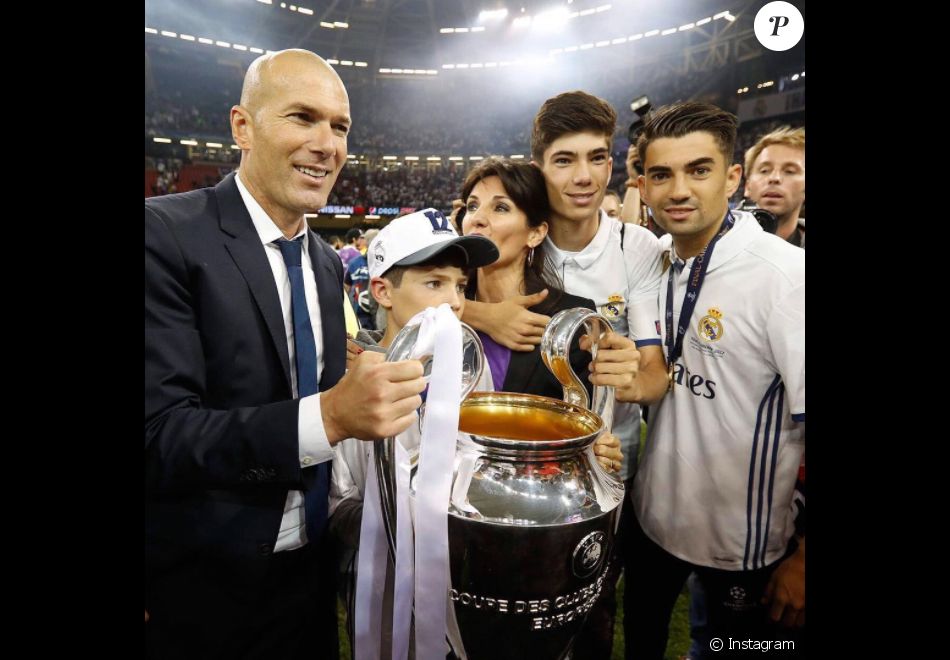 Zinedine Zidane soulève le trophée de la Ligue des Champions avec sa famille après la victoire du Real Madrid en finale de la compétition contre la Juventus de Turin le 3 juin 2017 à Cardiff.