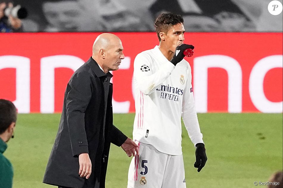Zinédine Zidane et Raphaël Varane en match avec le Real Madrid, le 3 novembre 2020. © Imago / Panoramic / Bestimage