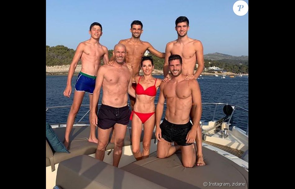 Zinédine Zidane pose avec sa femme Véronique et leurs quatre fils, Elyaz, Enzo, Théo et Luca au cours de vacances en famille à Ibiza. Instagram, le 5 juillet 2019.
