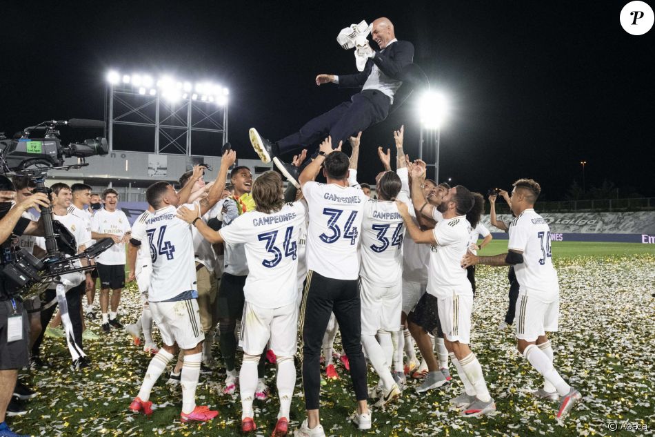 Zinédine Zidane et ses anciens joueurs du Real Madrid fêtent leur titre de champion d'Espagne. Madrid, le 16 juillet 2020.