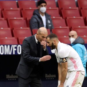Zinedine Zidane et Karim Benzema lors du match Atletico Madrid - Real Madrid, le 7 mars 2021.