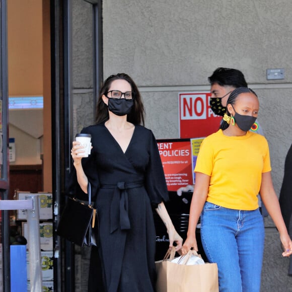 Exclusif - Angelina Jolie et sa fille Zahara ont fait quelques courses à Los Angeles le 23 mai 2021.