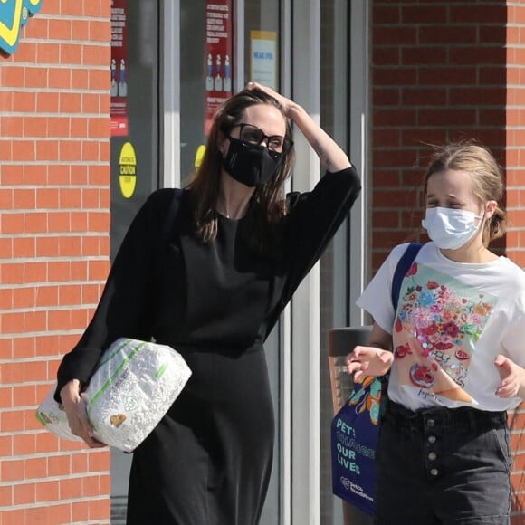 Angelina Jolie et sa fille Vivienne font quelques achats dans une animalerie et ensuite une librairie à Los Feliz le 7 mai 2021.