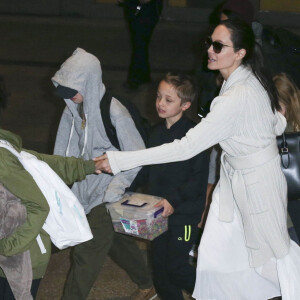 Angelina Jolie arrive avec ses enfants Maddox, Zahara, Shiloh, Vivienne, Knox et Pax Jolie-Pitt à l'aéroport de LAX à Los Angeles, le 17 mars 2017.