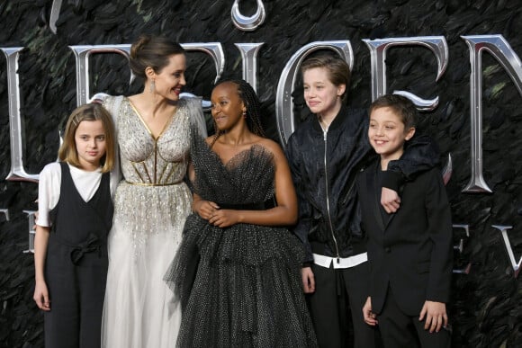 Angelina Jolie avec ses enfants Vivienne, Zahara, Shiloh, Knox - Première du film "Maléfique : Le Pouvoir du mal" à l'Imax Odeon de Londres, le 9 octobre 2019.