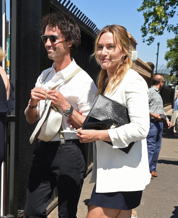 Kate Winslet et son mari Ned Rocknroll arrivent à la clôture du tournoi de Wimbledon à Londres, le 15 juillet 2018.
