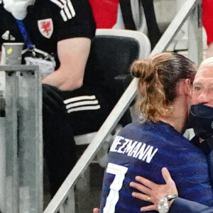 Antoine Griezmann (France) - Didier Deschamps (selectionneur de l equipe de France) lors du match amical de préparation de l'UEFA Euro 2020 "France - Pays de Galles (3-1)" au stade Allianz Riviera à Nice, le 2 juin 2021. 