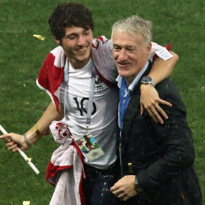 Didier Deschamps et son fils Dylan - L'équipe de France sur la pelouse du stade Loujniki après leur victoire sur la Croatie (4-2) en finale de la Coupe du Monde.