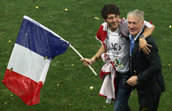 Didier Deschamps et son fils Dylan - L'équipe de France sur la pelouse du stade Loujniki après leur victoire sur la Croatie (4-2) en finale de la Coupe du Monde.