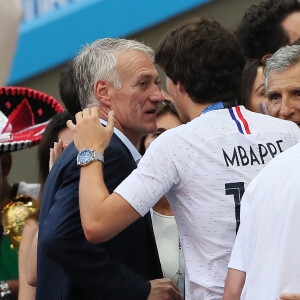 Didier Deschamps et son fils Dylan - Didier Deschamps retrouve sa famille dans les tribunes après la victoire de la France face à l'Argentine lors des 8ème de finale de la Coupe du monde à Kazan en Russie le 30 juin 2018. © Cyril Moreau/Bestimage 