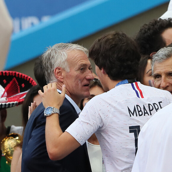 Didier Deschamps et son fils Dylan - Didier Deschamps retrouve sa famille dans les tribunes après la victoire de la France face à l'Argentine lors des 8ème de finale de la Coupe du monde à Kazan en Russie le 30 juin 2018. © Cyril Moreau/Bestimage 