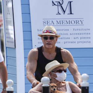 Exclusif - Jean-Claude Van Damme et sa mère Eliana en chaise roulante sur l'île de Saint-Barthélém. Le 26 décembre 2020.