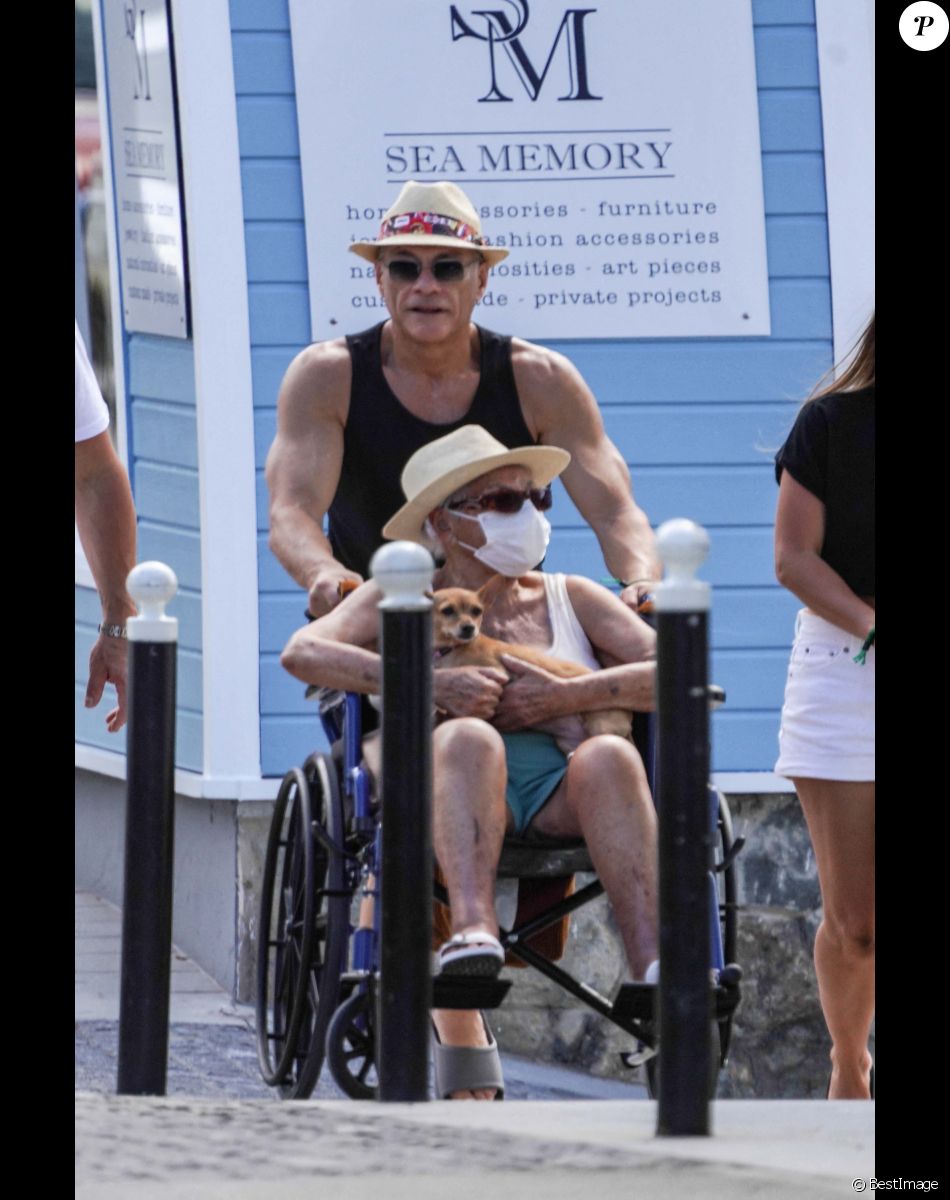 Exclusif - Jean-Claude Van Damme et sa mère Eliana en chaise roulante sur l'île de Saint-Barthélém. Le 26 décembre 2020.