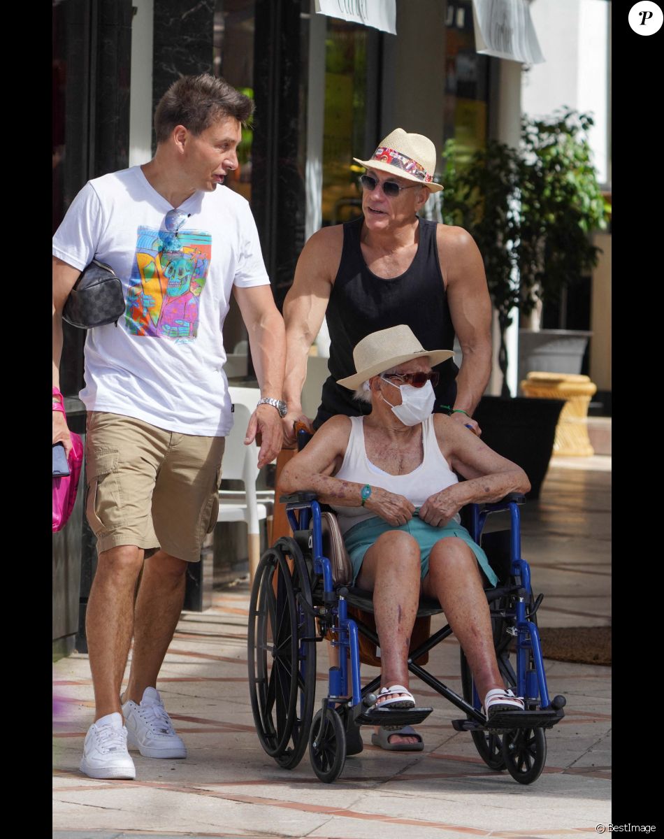 Exclusif - Jean-Claude Van Damme et sa mère Eliana en chaise roulante sur l'île de Saint-Barthélém. Le 26 décembre 2020.