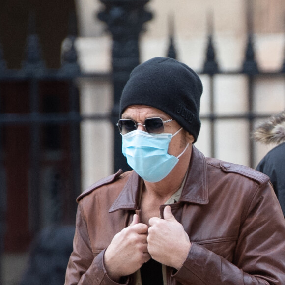 Jean-Claude Van Damme et sa compagne Alena Kaverina, arrivent sur le lieux du tournage du film "Le dernier mercenaire" à Paris le 12 octobre 2020.