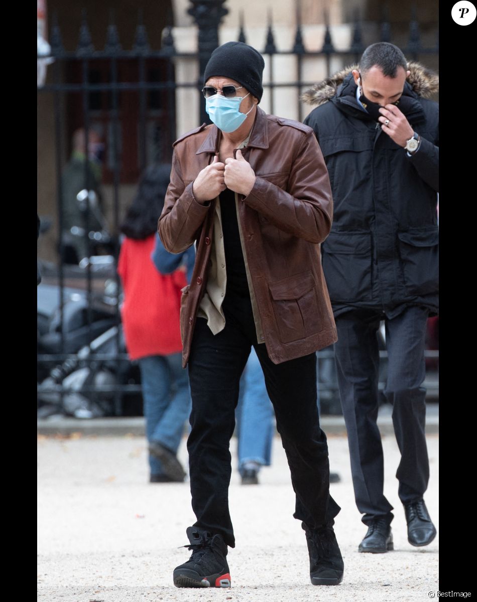 Jean-Claude Van Damme et sa compagne Alena Kaverina, arrivent sur le lieux du tournage du film "Le dernier mercenaire" à Paris le 12 octobre 2020.