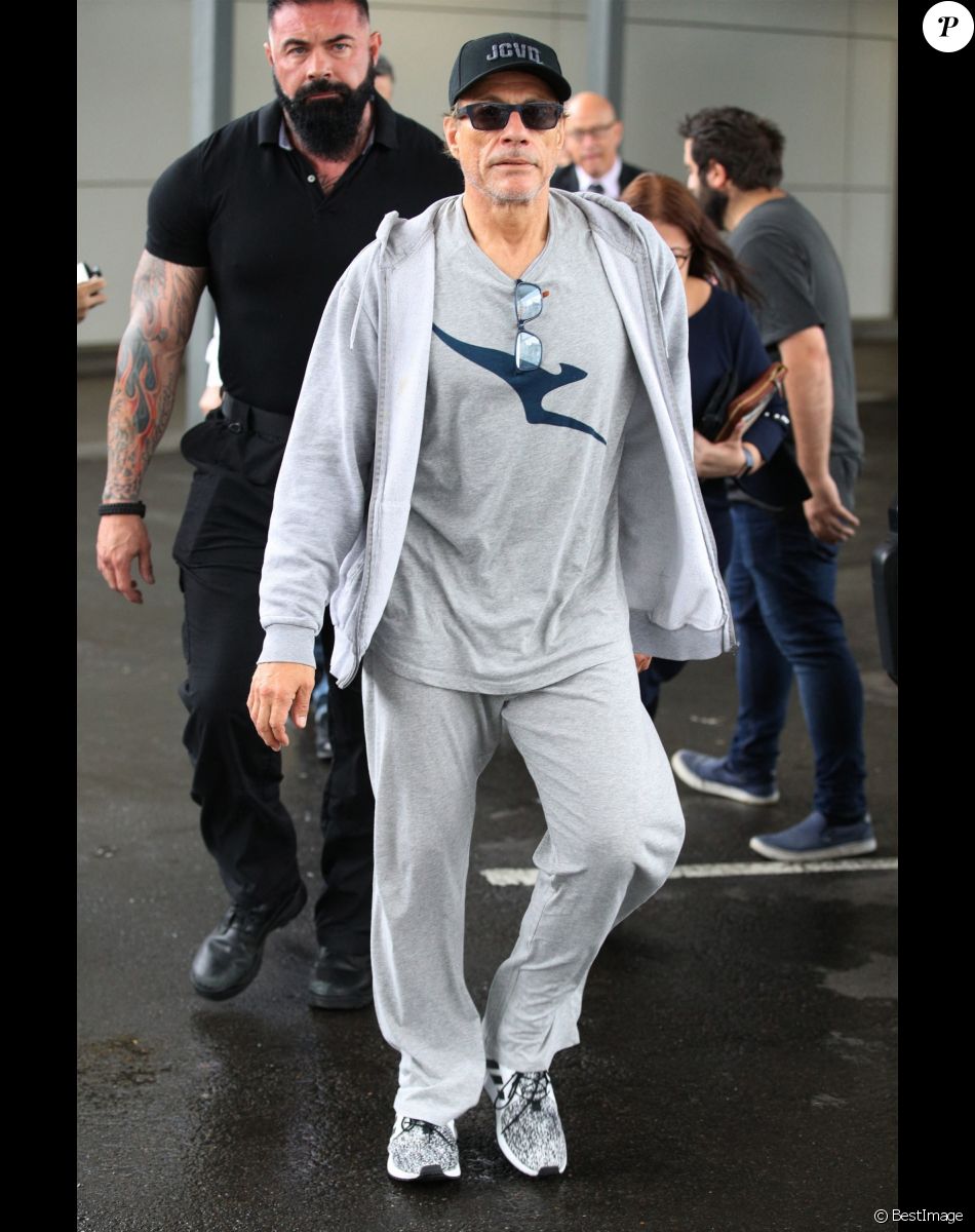 Jean-Claude Van Damme arrive à l'aéroport de Sydney, le 5 mars 2020.