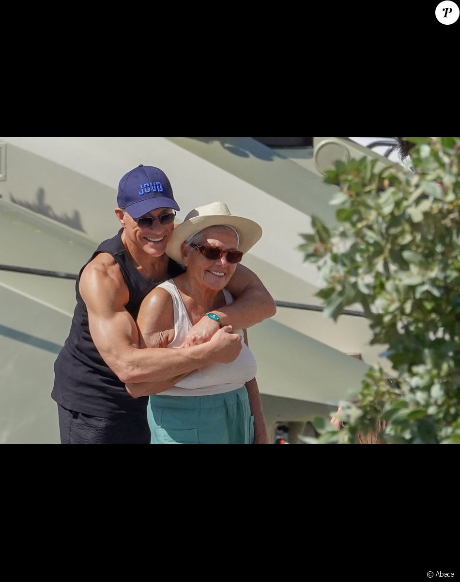 Jean Claude Van Damme et sa maman Eliana à Gustavia à St-Barthélemy. Le 23 décembre 2020. @ABCAPRESS.COM