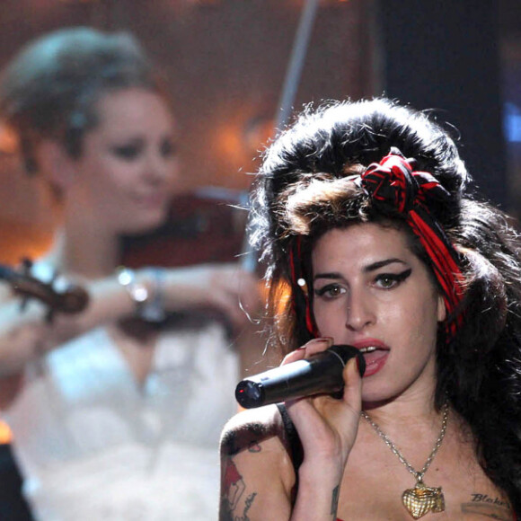 Amy Winehouse et Mark Ronson sur scène aux BRIT Awards 2008 à Londres.