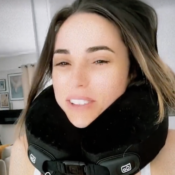 Capucine Anav s'est bloquée le dos, comme elle le raconte en story sur Instagram.