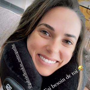 Capucine Anav s'est bloquée le dos, comme elle le raconte en story sur Instagram.