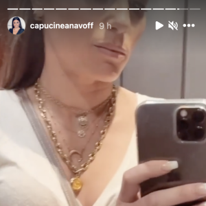Capucine Anav s'est bloquée le dos, comme elle le raconte en story sur Instagram.
