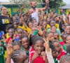 Joakim Noah et sa fiancée Lais Ribeiro ont visité l'école de la grand-mère de l'ancien basketteur, à Yaoundé, au Cameroun. Le 3 juin 2021.