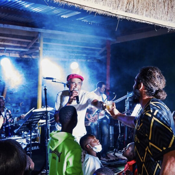Joakim Noah assiste à un concert de son père Yannick Noah au Zacharie Noah Country Club à Yaoundé. Juin 2021.