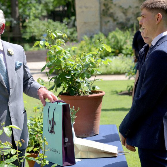 Le prince Charles, prince de Galles, visite le jardin botanique de l'université d'Oxford, Royaume Uni, le 8 juin 2021, à l'occasion de son 400ème anniversaire.