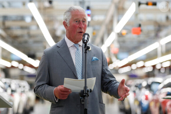 Le prince Charles, prince de Galles, visite l'usine d'automobiles "Mini" à Oxford, pour vanter les mérites de la fabrication et de l'innovation des véhicules électriques au Royaume-Uni. Le 8 juin 2021.