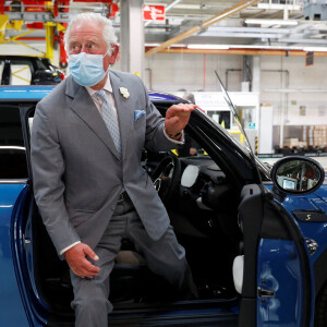 Le prince Charles, prince de Galles, visite l'usine d'automobiles "Mini" à Oxford, pour vanter les mérites de la fabrication et de l'innovation des véhicules électriques au Royaume-Uni. Le 8 juin 2021.