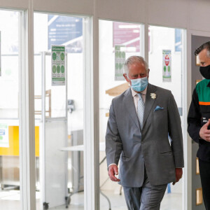 Le prince Charles, prince de Galles, visite l'usine d'automobiles "Mini" à Oxford, pour vanter les mérites de la fabrication et de l'innovation des véhicules électriques au Royaume-Uni. Le 8 juin 2021.