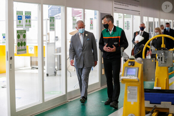 Le prince Charles, prince de Galles, visite l'usine d'automobiles "Mini" à Oxford, pour vanter les mérites de la fabrication et de l'innovation des véhicules électriques au Royaume-Uni. Le 8 juin 2021.