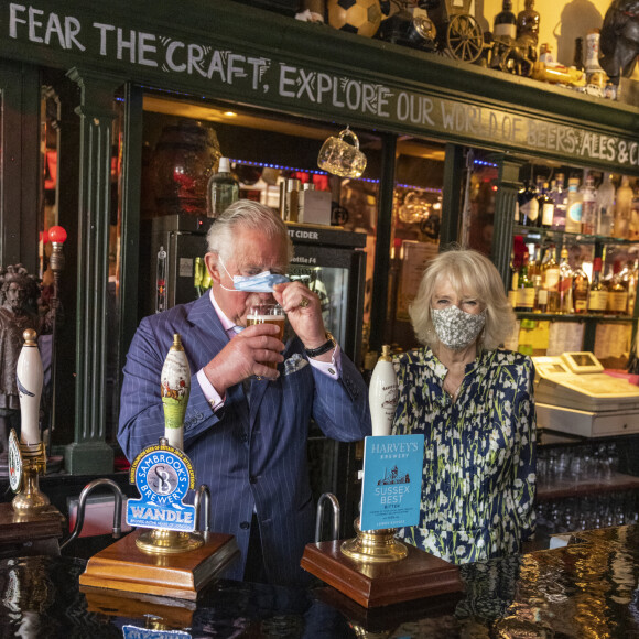 Le prince Charles, le prince de Galles et Camilla Parker Bowles, duchesse de Cornouailles, lors d'une visite dans le quartier de Clapham à Londres, Royaume Uni, le 27 mai 2021.