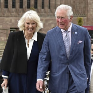 Le prince Charles, prince de Galles, et Camilla Parker Bowles, duchesse de Cornouailles, visitent le musée Herbert Art Gallery and Museum à Coventry, quelques jours avant la naissance de Lilibet, la fille du prince Harry et Meghan Markle.